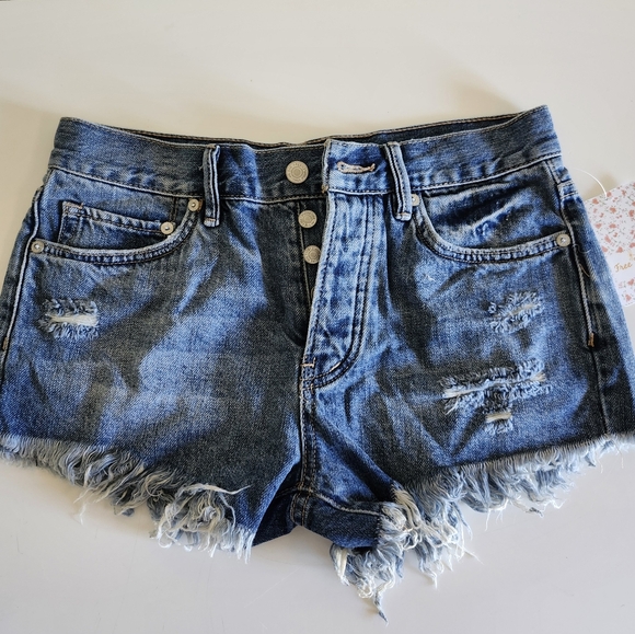 NWT Free People Loving Good Vibrations Denim Cutoff Shorts in Mid Indigo size 25 - Picture 6 of 7